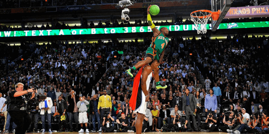 basketball players dunking